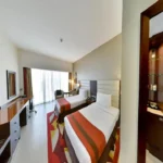 نمای کلی از اتاق Executive Room با دو تخت توئین و نور طبیعی