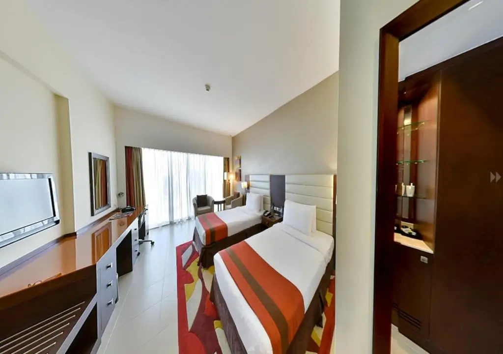 نمای کلی از اتاق Executive Room با دو تخت توئین و نور طبیعی