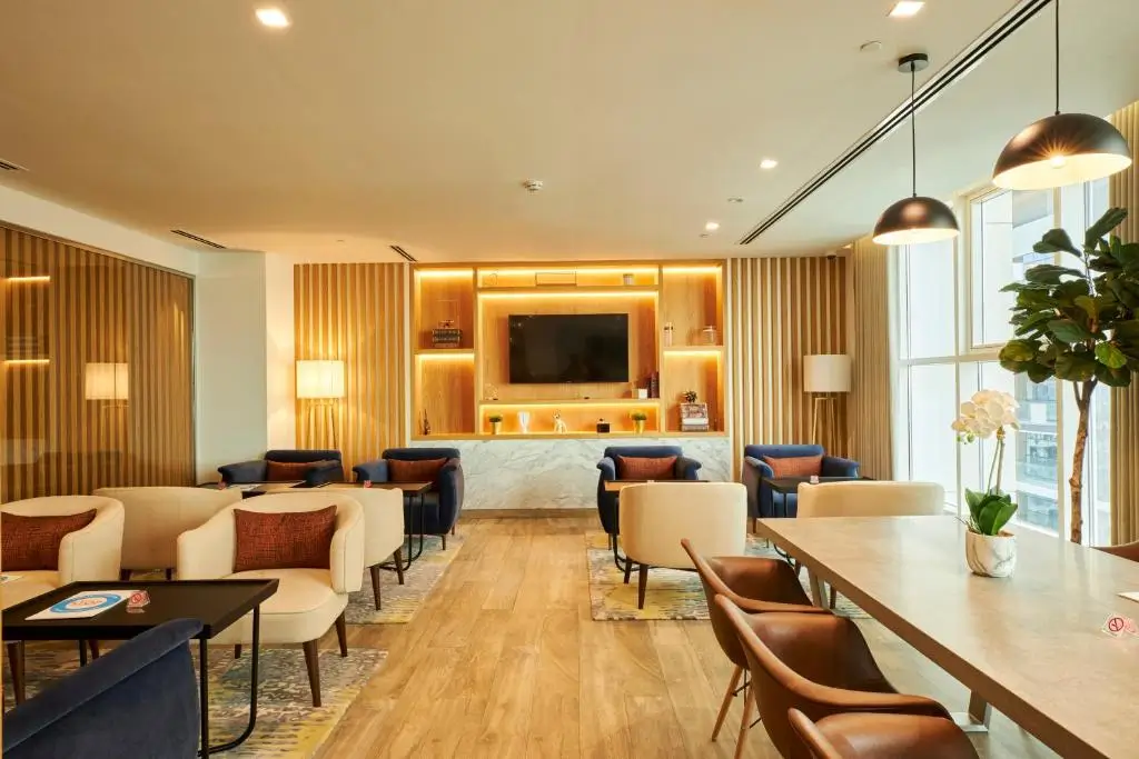 سالن نشیمن مجلل در Executive Suite هتل Citymax Hotel Business Bay، با طراحی شیک و مبلمان راحت