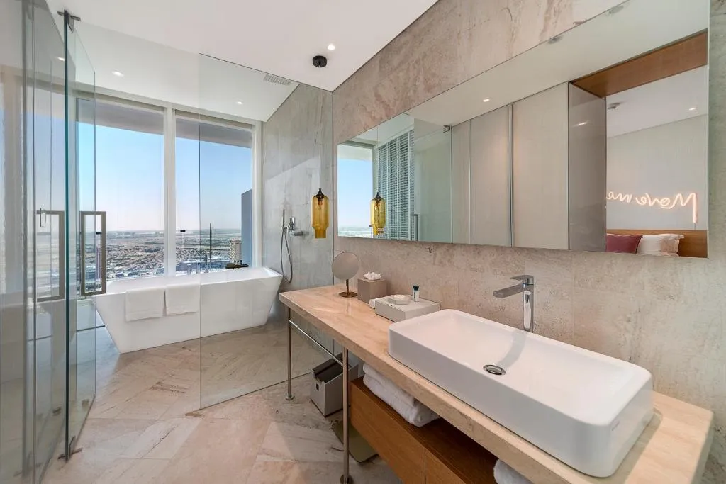نمای حمام اتاق Superior با وان مدرن و چشم‌انداز شهر